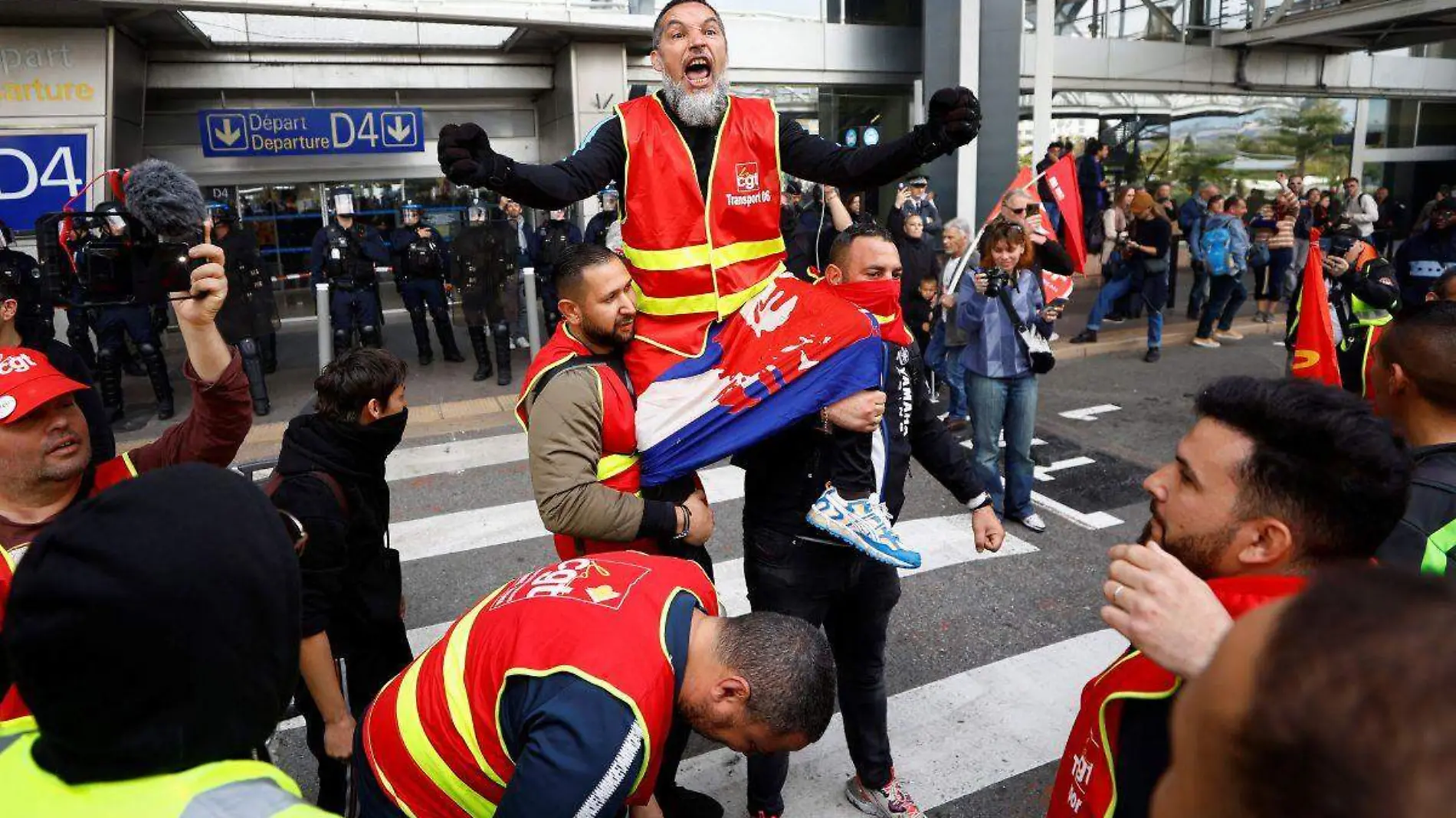 Trabajadores paralizan aeropuerto de París en protesta contra reforma de pensiones